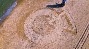 Мащабен land art символ „СЛОВО“ е изписан на морския бряг