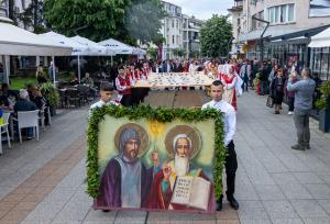 Парад на буквите във Враца, в Пловдив с многолюдно празнично шествие
