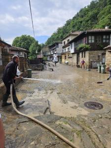Велико Търново - Доброволци на БЧК помагат на пострадали от наводненията