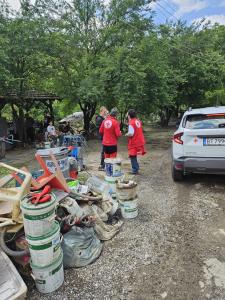 Велико Търново - Доброволци на БЧК помагат на пострадали от наводненията