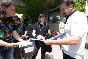 Фенове посрещнаха легендарната британска група  Iron Maiden на летище София
