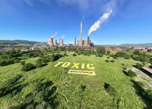 Активисти на „Грийнпийс" – България разпънаха  огромен надпис TOXIC под комините на ТЕЦ „Бобов дол"
