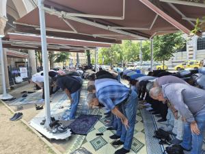 Пред Централната джамия в столицата мюсюлманите празнуват Курбан Байрам