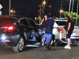 Шофьорка се заби в полицейски автомобил при надлез Надежда в София