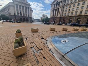 София - Разруха насред Ларгото - изпочупени, изкъртени жълти плочки