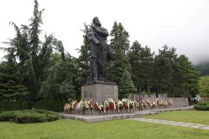 Във Враца потомци на Христо Ботев и много граждани поднасят почит пред паметника на поета-революционер