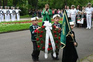 С венци и цветя варненци почетоха паметта на великия  Ботев