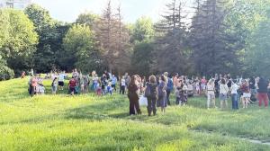 Жители на столичния 'Красно село' са на протест срещу  застрояването на емблематичната 'Поляна с бабуната'