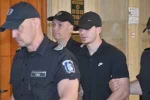 При мълчалив протест пред съда в Бургас започна делото срещу Никола Бургазлиев за катастрофата с АТВ в Слънчев бряг