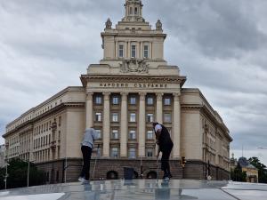 След фоторепортажа на Булфото започна ремонт на жълтите плочки насред Ларгото