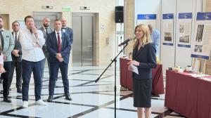 Благотворителна изложба-базар „Различни цветове – един свят!“ беше открита днес в парламента