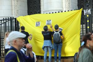 Пред Съдебната палата в София близки на загиналите на Петрохан и Околчица направиха бдение