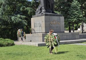 Ето как премахват венците и цветята от паметника на Ботев във Враца