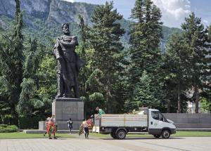 Враца - Премахване на венци и цветя от паметника на Ботев