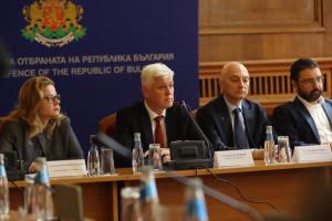 Министърът на отбраната Димитър Стоянов представя екипа и проиоретитети в работата си