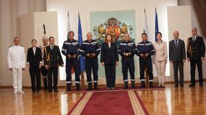 София - Президентът Йотова награждава пожарникарите от катастрофата край Челопечене