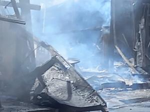 Пожар гори в магазин за хранителни стоки в курорта (НОВИ СНИМКИ)