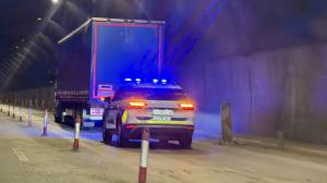 Аварирал тир затруднява движението в тунел на АМ „Хемус“ към София