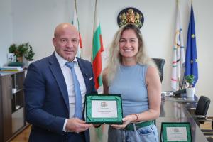 София - Министър Керязов - награждаване на европейски шампионки по бадминтон и карате