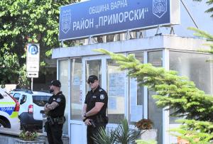 Полицията влезе в кметството на район Приморски във Варна