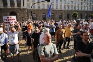 Граждани организираха първи протест срещу Румен Радев