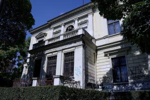 София - Сградата на бившия Нотариат се руши