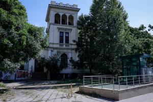 София - Сградата на бившия Нотариат се руши