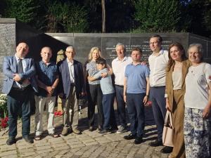 София - Нощно бдение пред Мемориала на жертвите от комунистическия режим