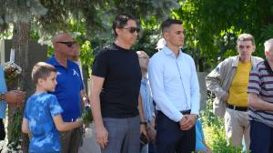 Десетки  футболни фенове  почитат паметта на Гунди и Котков