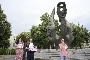 Десетки на протест за увеличаване на обезщетението през  втората година майчинство в Пловдив