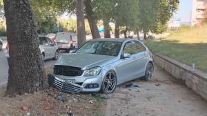 Благоевград - Катастрофа: Лек автомобил се заби в дърво