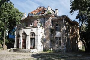 Сградата на 100 годишната минерална баня ' Горна баня ' рухва