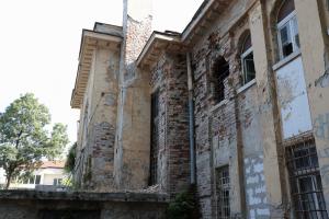 София - кв.Горна баня - Сградата на Минералната баня рухва