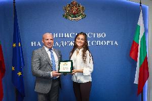 Министър Керязов отличи Елиза Чолакова след историческия ѝ успех в Световната купа по конен спорт