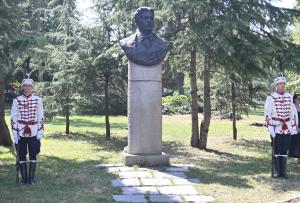 Столицата почете Апостола с военен ритуал