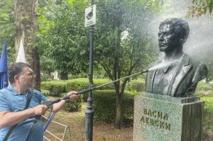 В Бургас братя Дадурян  почистиха паметника на Левски за годишнината