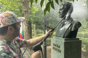 Бургас - Почистване паметника на Левски
