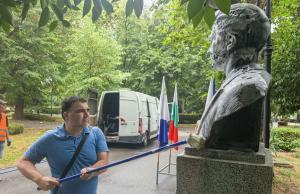 Бургас - Почистване паметника на Левски