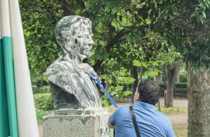 Бургас - Почистване паметника на Левски