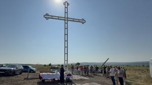 Осветиха 12-метров светещ кръст над село Подкрепа