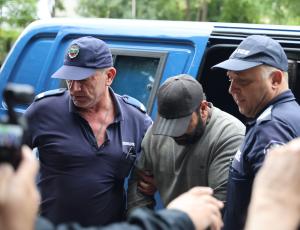 Под конвой  Асен Симеонов, издирван за отвличането на Наталия Асенова,  пристига в 4-то РПУ във Варна