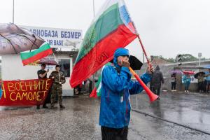 Безмер - Протест пред авиобазата