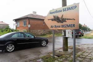 Безмер - Протест пред авиобазата