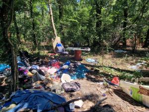 София - Свърталище на клошари и наркомани зад трамвайна спирка Вишнева