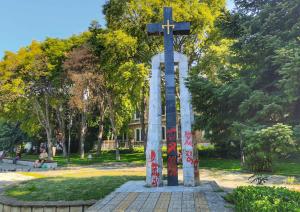 Варна - Надраскан паметник на жертвите на комунизма