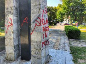 Варна - Надраскан паметник на жертвите на комунизма