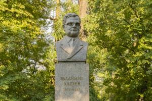 София - Цветя пред паметника на Владимир Башев