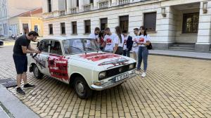 Подарък стар 'Москвич' за министър Димитър Стоянов от ' МлаДа България'