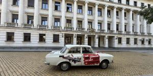 София - Младежи подаряват стар Москвич на министър Димитър Стоянов