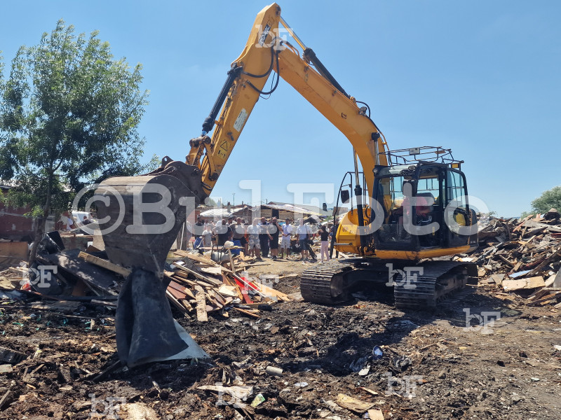 София - кв. Филиповци - Акция за разрушаване на незаконни постройки